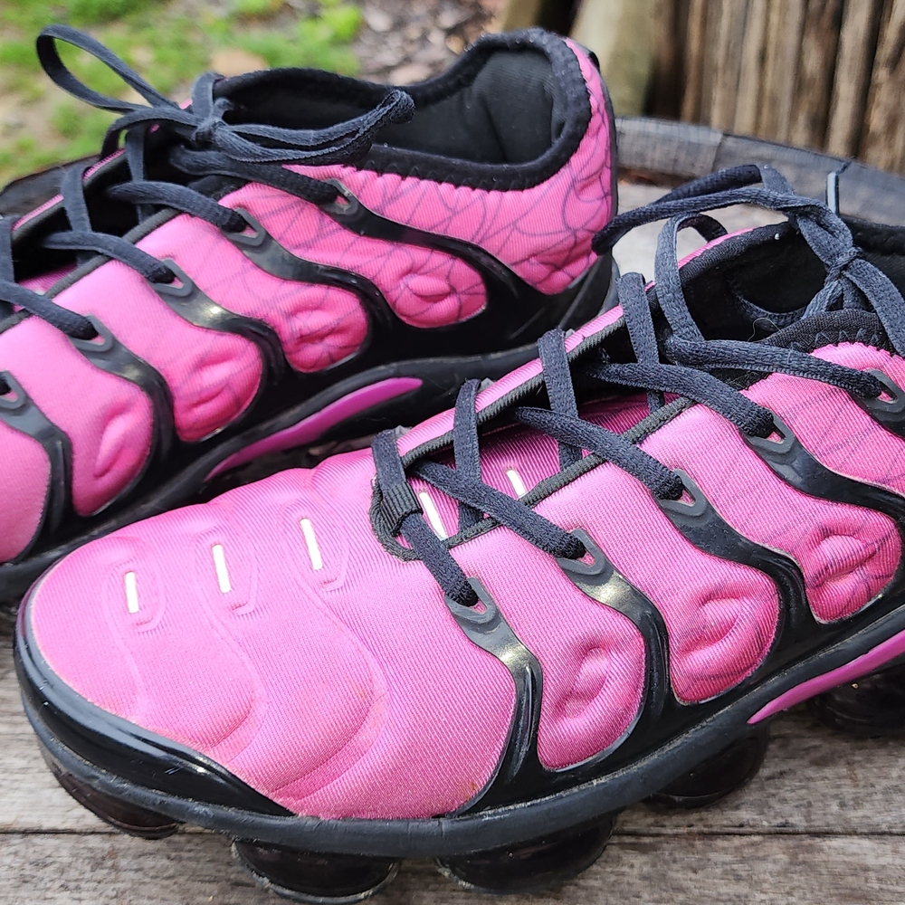 Nike  Vapormax Mens 8/womens 9.5 Vibrant Pink and Black Sneakers